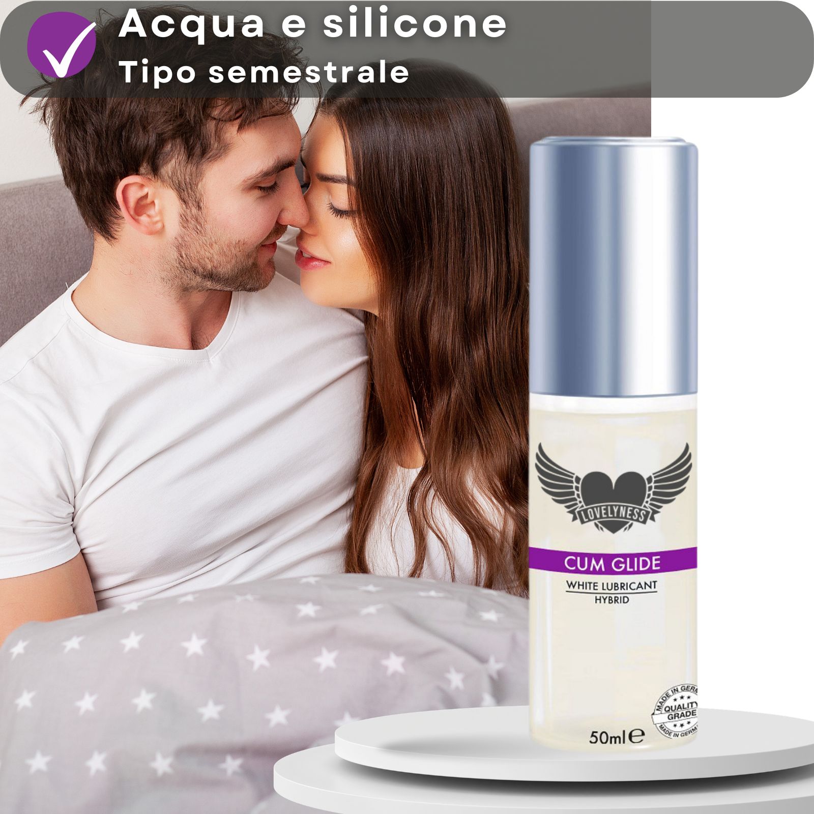 Gleitgel-Flasche. Text: Cum Glide, White Lubricant Hybrid. Mit Herz-Flügel-Logo. Hintergrund: Paar, Text-Banner.