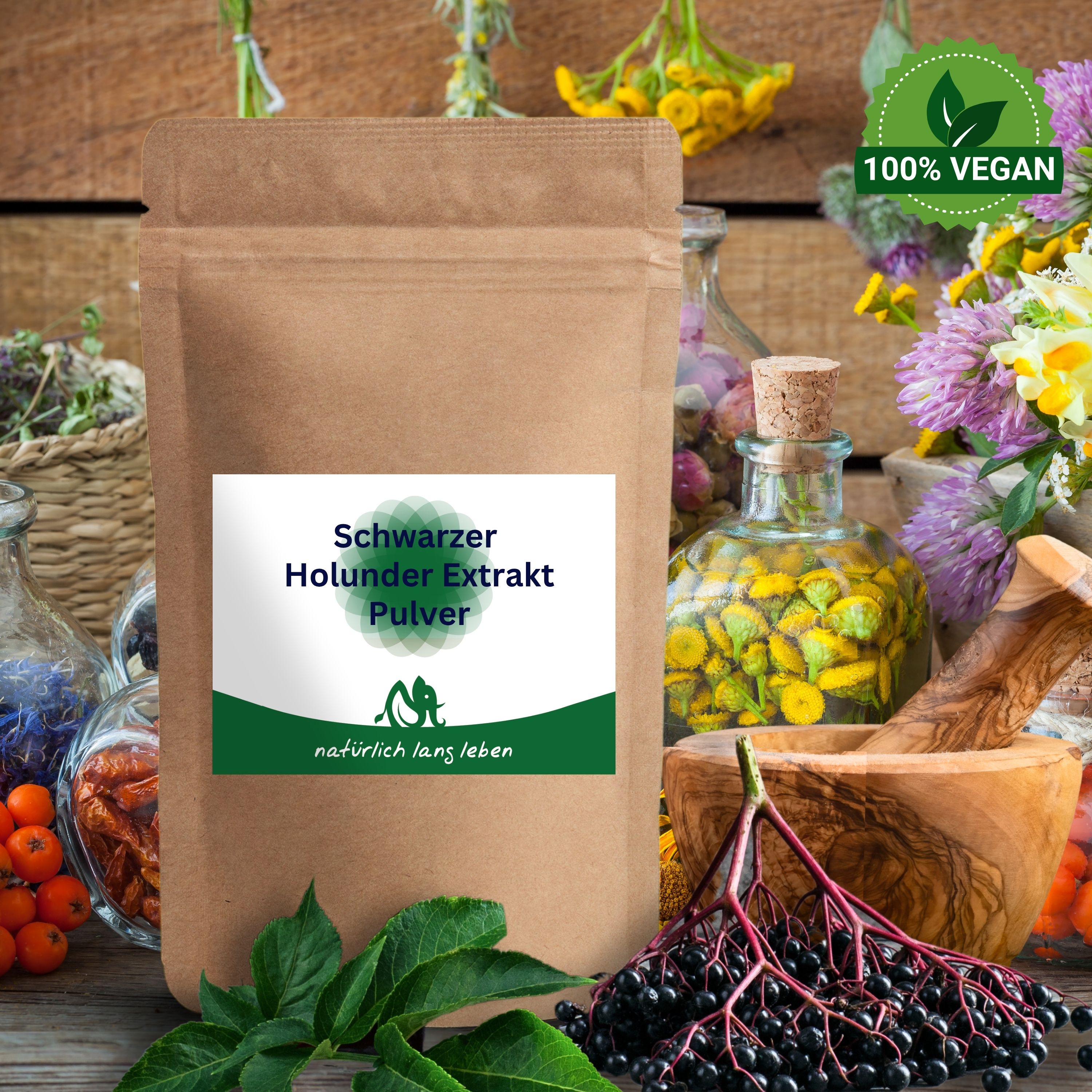 Braune Tüte mit weißem Etikett. Aufschrift: Schwarzer Holunder Extrakt Pulver. Logo und Schriftzug: natürlich lang leben. Vegan-Siegel.