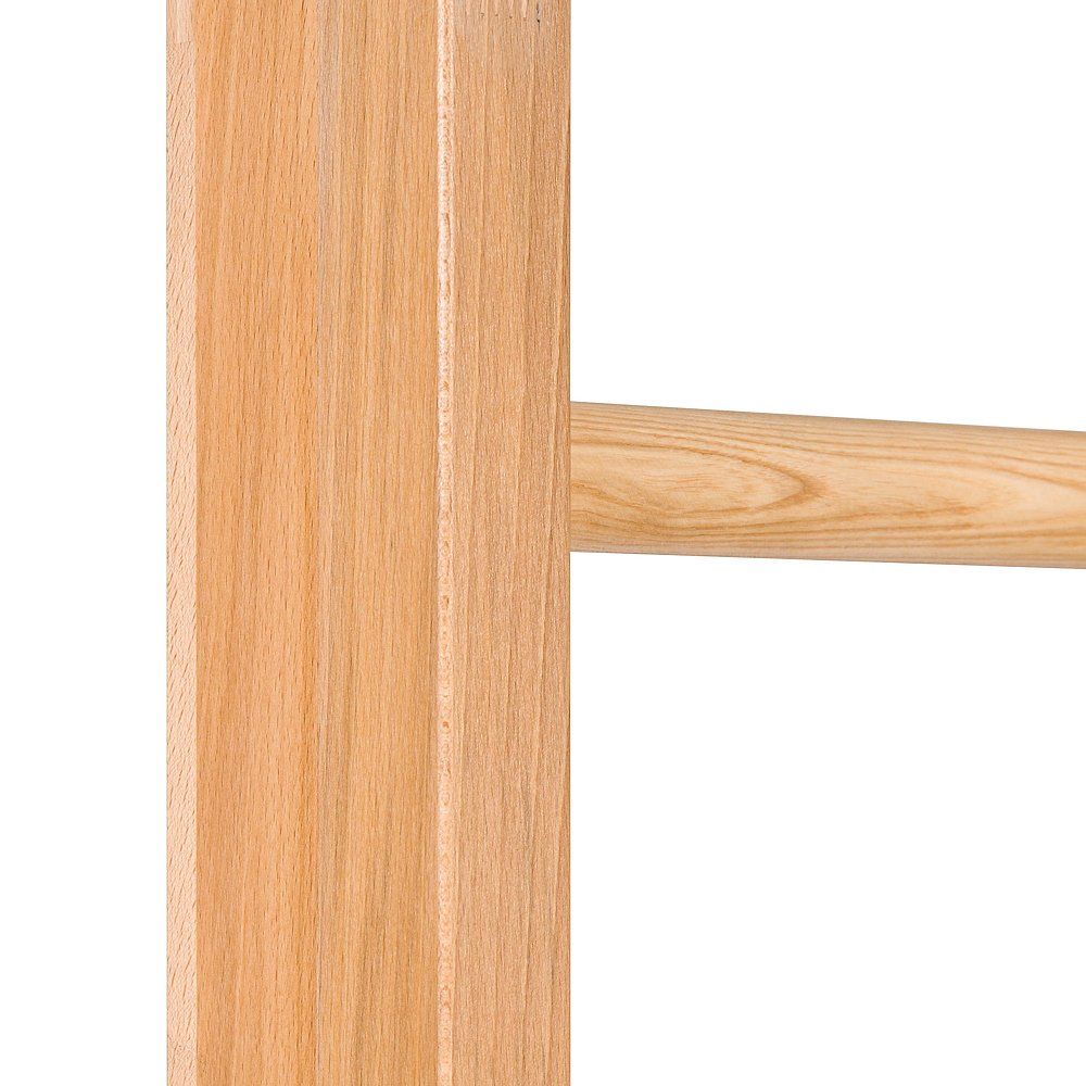 Holz-Kletterstange, Detailansicht. Vertikale Stütze mit horizontaler Sprosse. Natürliche Holzmaserung sichtbar.