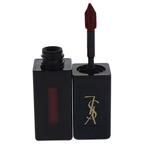 Schwarzer Lippenstiftbehälter mit goldenem Logo. Der Applikator ist mit roter Creme bedeckt.