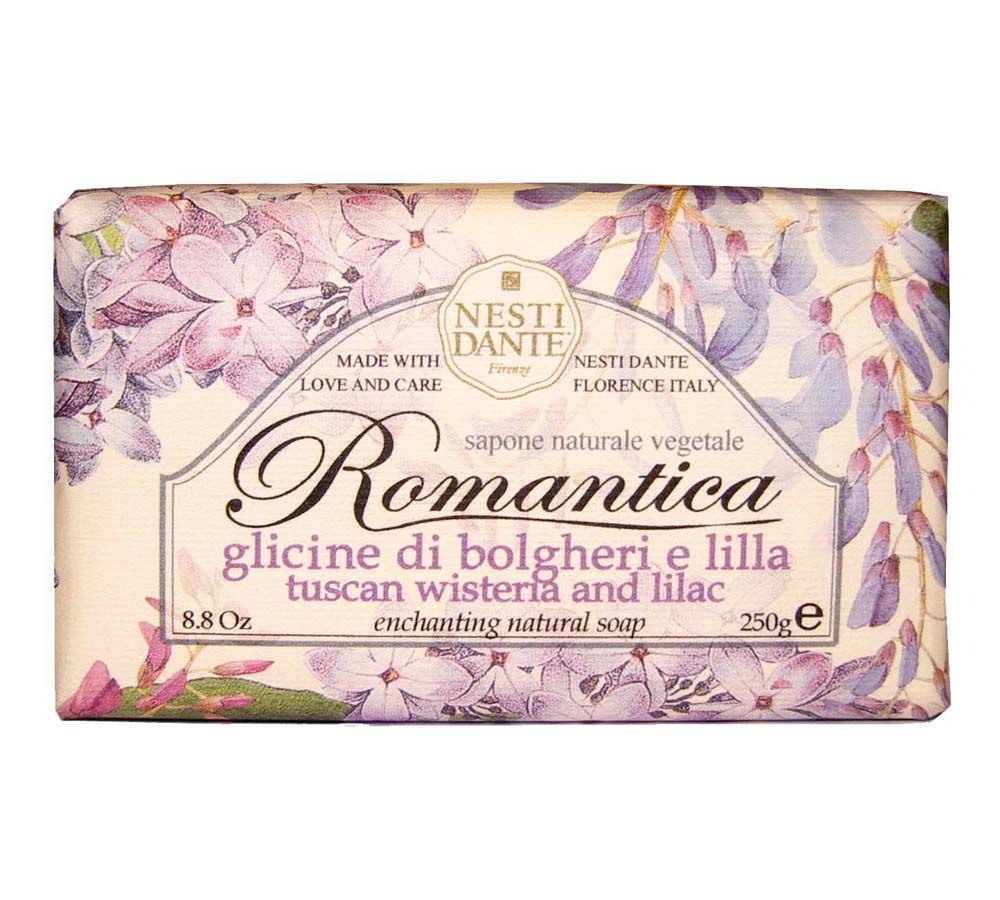 Seife mit floralem Design. Aufschrift: Romantica, glicine di bolgheri e lilla, tuscan wisteria and lilac. Marke: Nesti Dante.