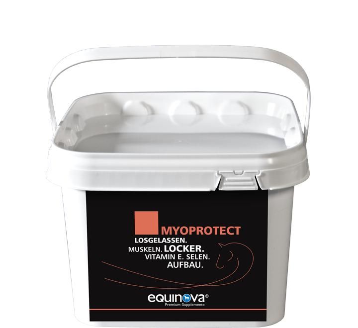Weißer Eimer mit Griff und schwarzem Etikett. Aufschrift: MYOPROTECT, equinova. Premium Supplements.