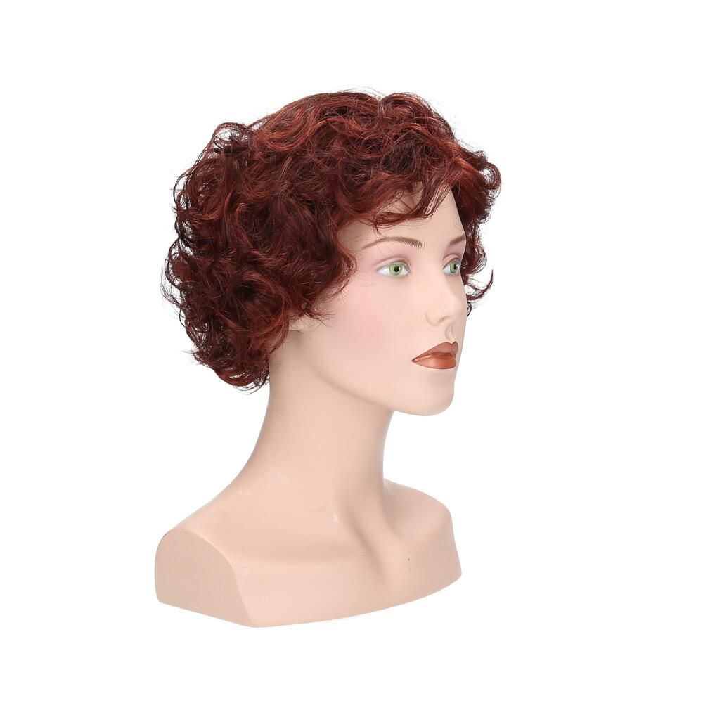 Perücke Maryna von Lofty, rotbraunes, lockiges Haar, auf einem Schaufensterkopf. Frontalansicht.