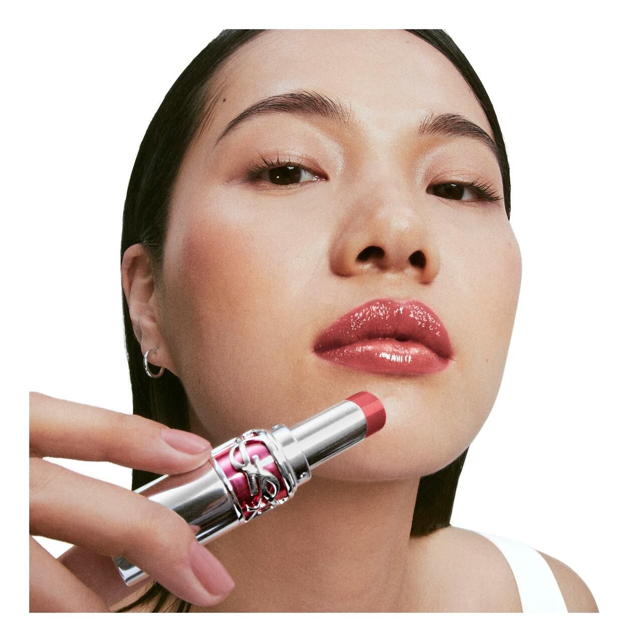 Frau trägt Yves Saint Laurent Loveshine Candy Glaze Lippenstift auf. Nahaufnahme der Lippen.