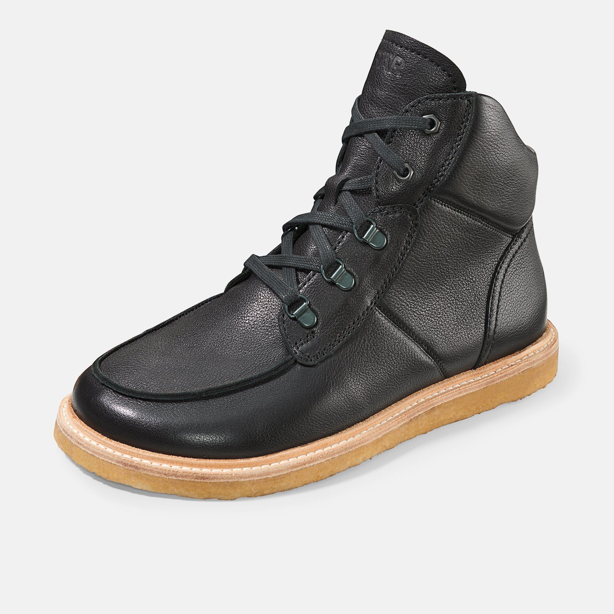 Schwarze Stiefelette mit Schnürung und heller Sohle. Lederoptik. Schuh leicht schräg gestellt.