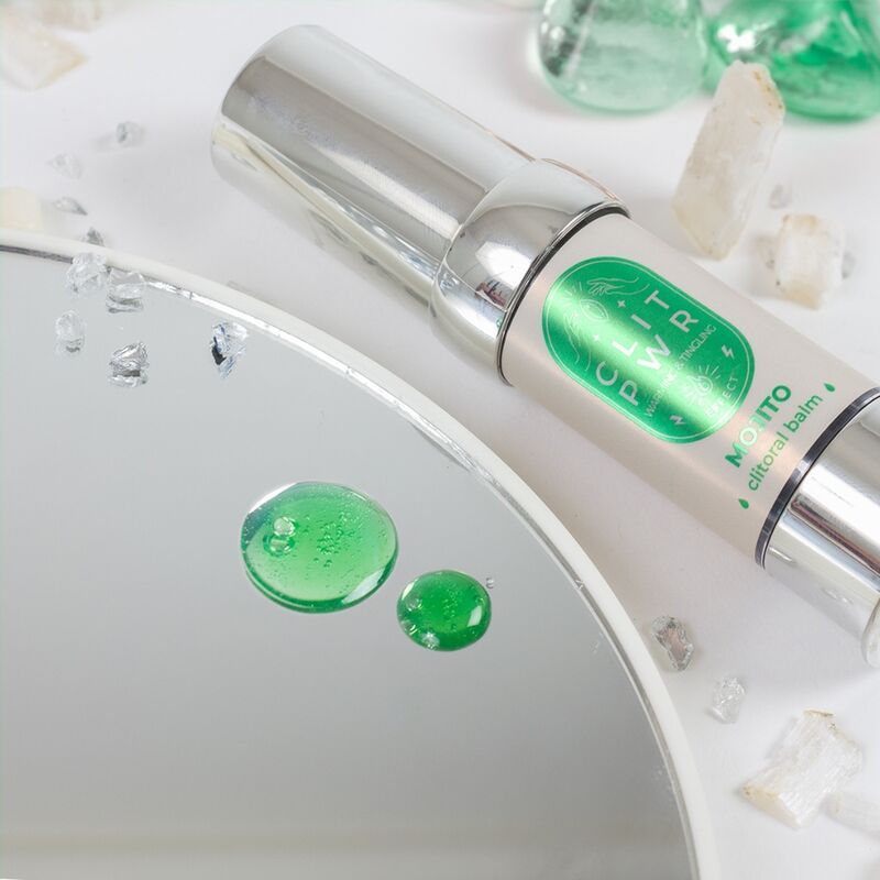 Produkt auf Spiegel. Aufschrift: CLIT PWR Mojito. Zwei grüne Tropfen daneben. Silberne Flasche.