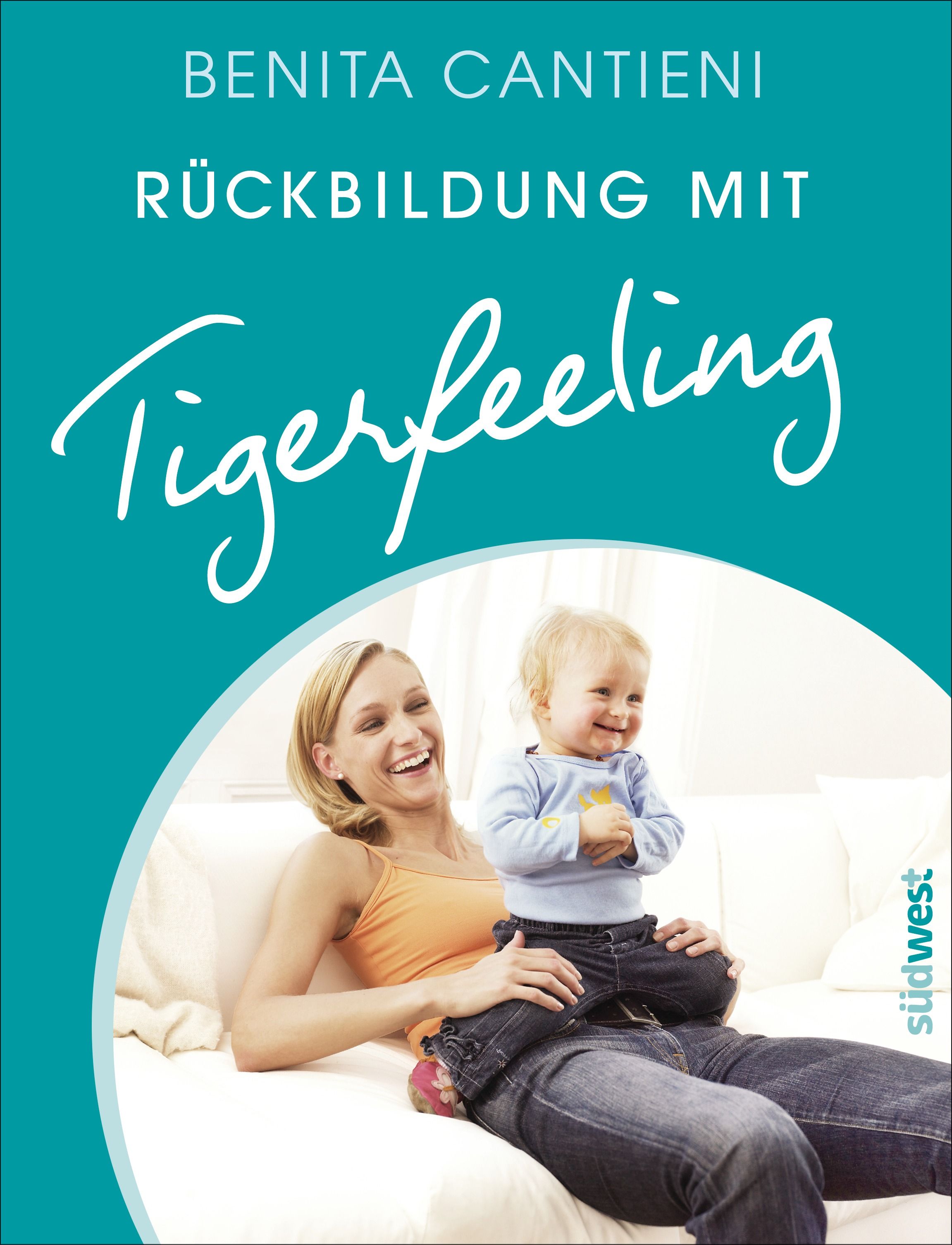 Buchcover mit Titel "Rückbildung mit Tigerfeeling". Frau und Kind sitzen auf Sofa. Autorin: Benita Cantieni.