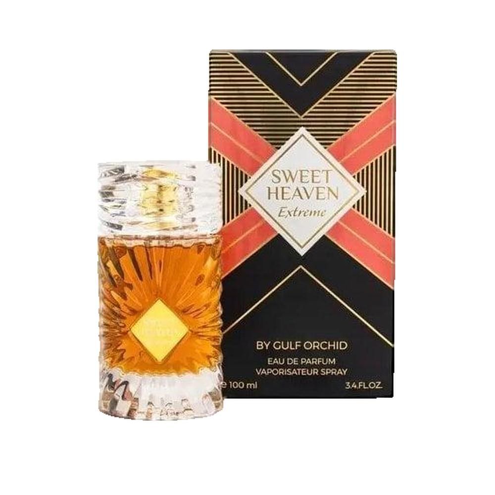 Parfumflakon und Schachtel. Flakon mit goldfarbener Flüssigkeit, goldfarbenem Etikett. Schwarze Schachtel mit roten und goldenen geometrischen Mustern.