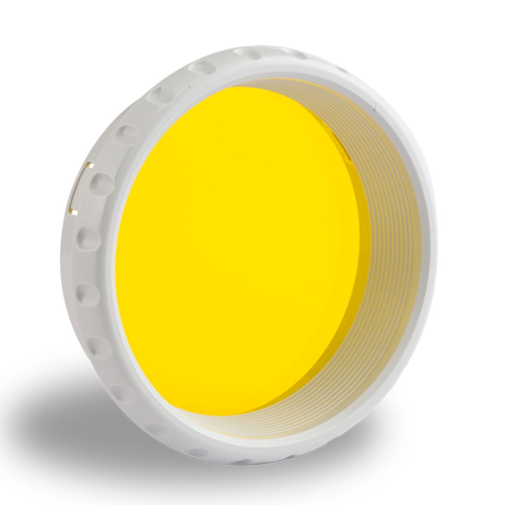 Gelber Filter in weißem Gehäuse. Runde Form mit geriffelter Innenfläche. Gehäuse mit Löchern.