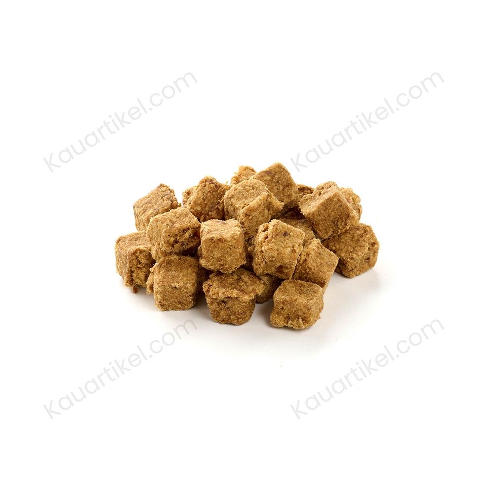 Haufen kleiner, brauner, würfelförmiger Hundesnacks.