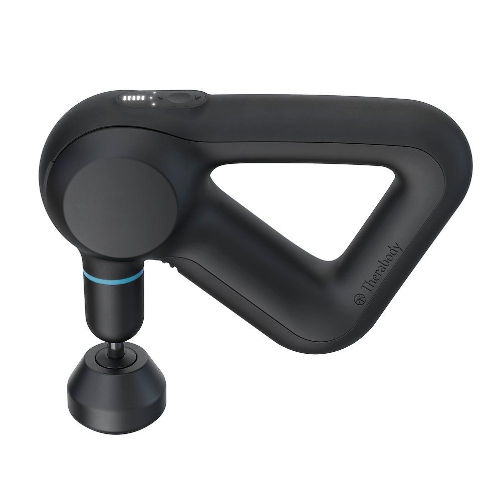 Schwarzes Massagegerät mit dreieckigem Griff. Blaue Akzente. Aufsatz am Kopf. Therabody-Logo.
