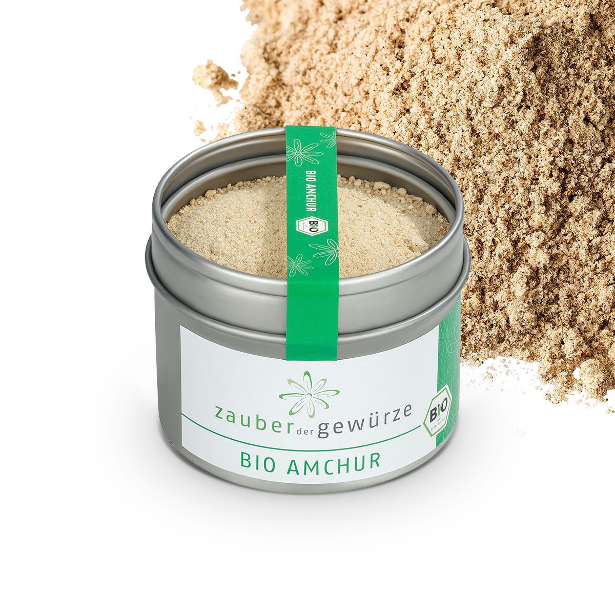 Metallbehälter mit Zauber der Gewürze Bio Amchur. Grünes Etikett, Bio-Siegel. Helles Pulver im Behälter und daneben.