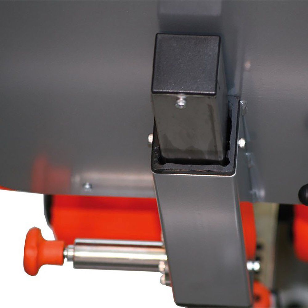 Detailansicht des Inversionstrainers. Schwarzes Metallgestell, orangefarbene Verstellschraube.