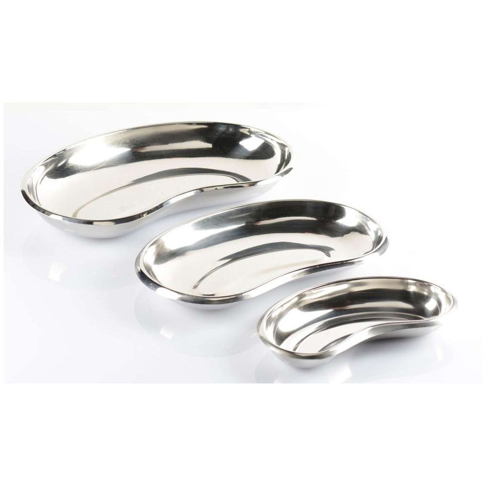Drei Nierenschalen aus glänzendem Metall. Unterschiedliche Größen, nierenförmig. Auf weißem Hintergrund.
