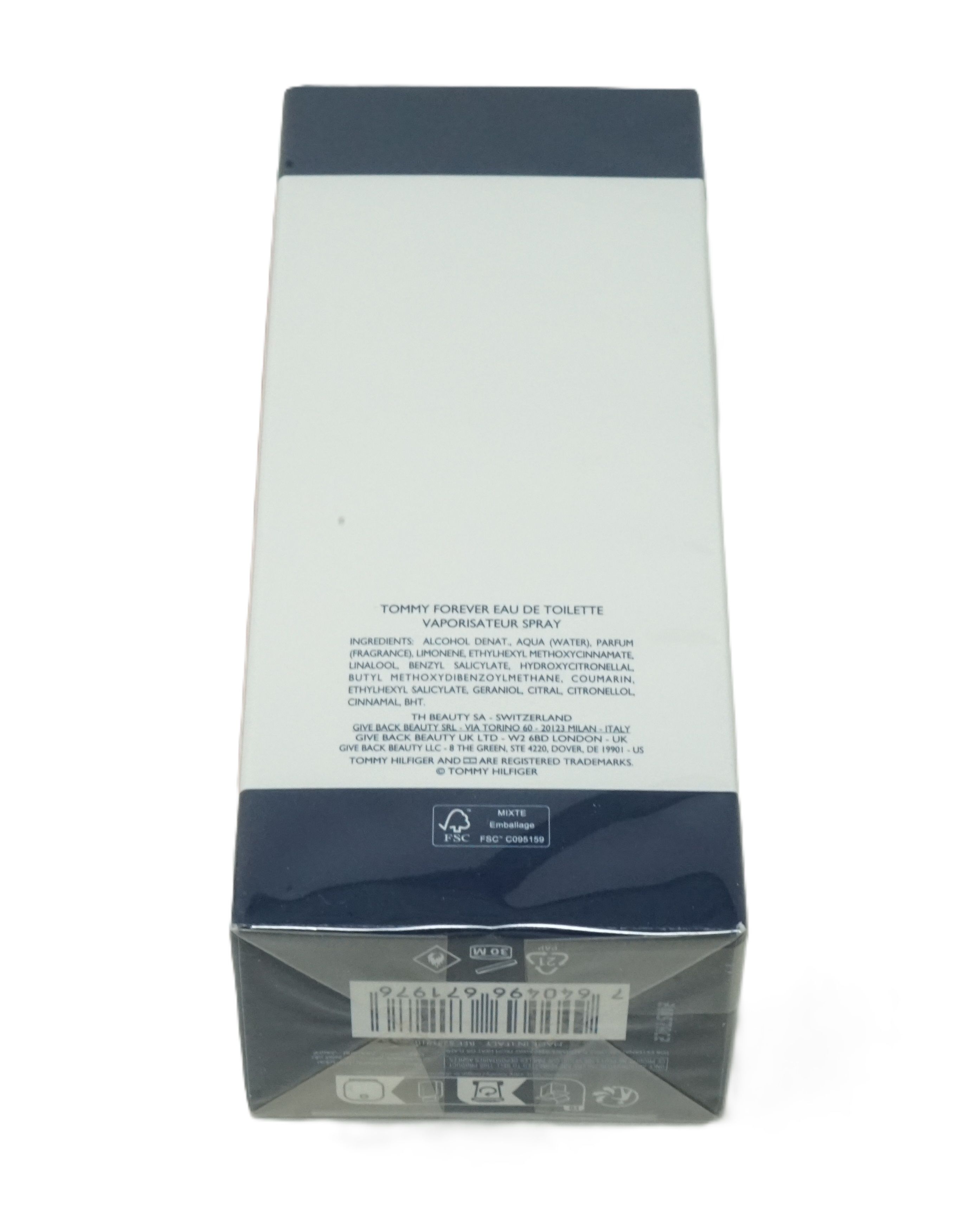 Rückseite der Verpackung von Tommy Hilfiger Tommy Forever Eau de Toilette. Weiß mit dunkelblauem Deckel. Text und Barcode.