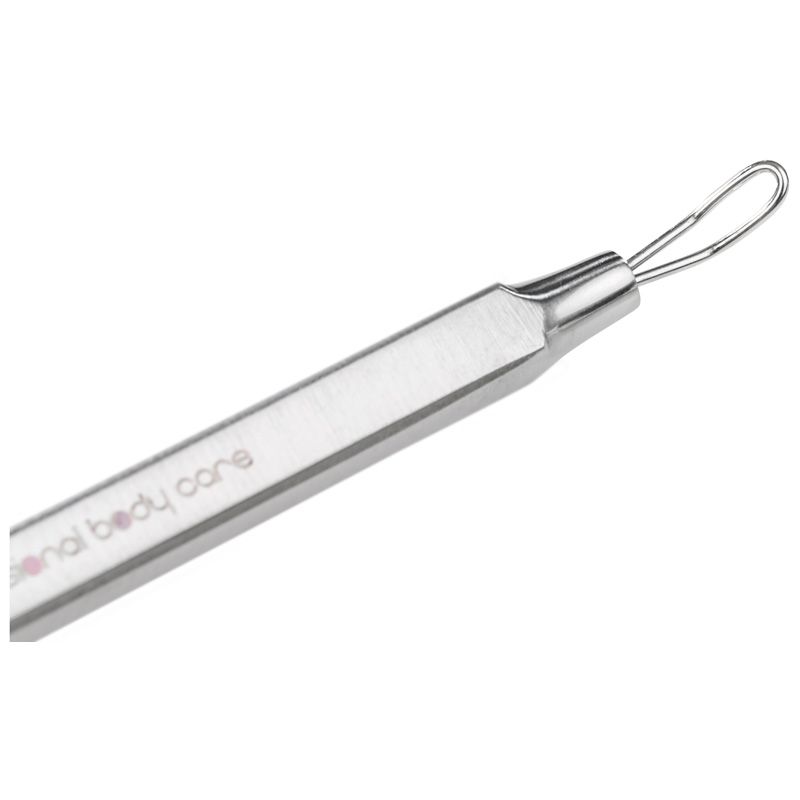 Nahaufnahme eines Metall-Komedonenquetschers mit einer Schlinge. Aufschrift: remos professional body care.