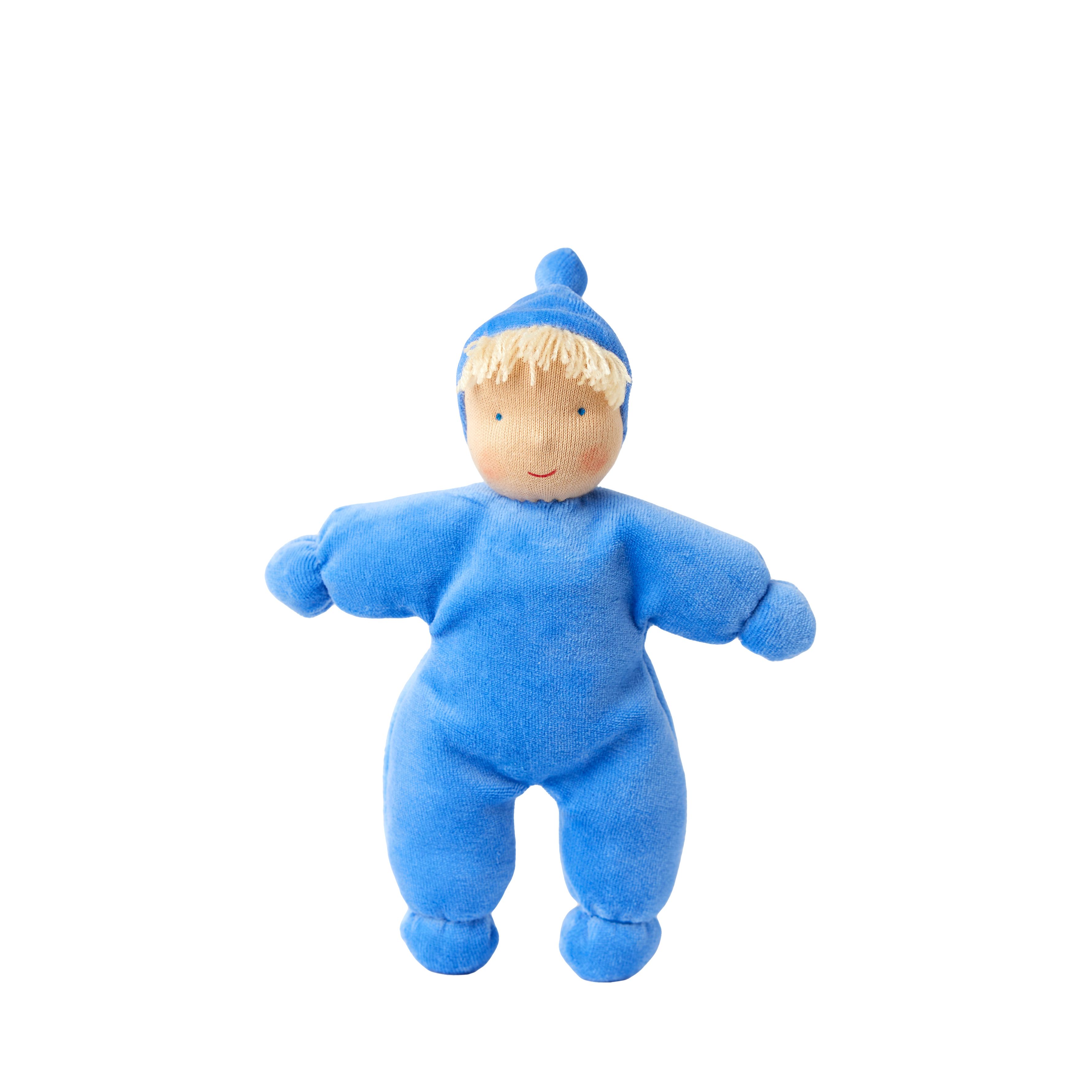 Blaue Stoffpuppe mit blonden Haaren und Mütze. Die Puppe hat einen runden Körper und ausgestreckte Arme.