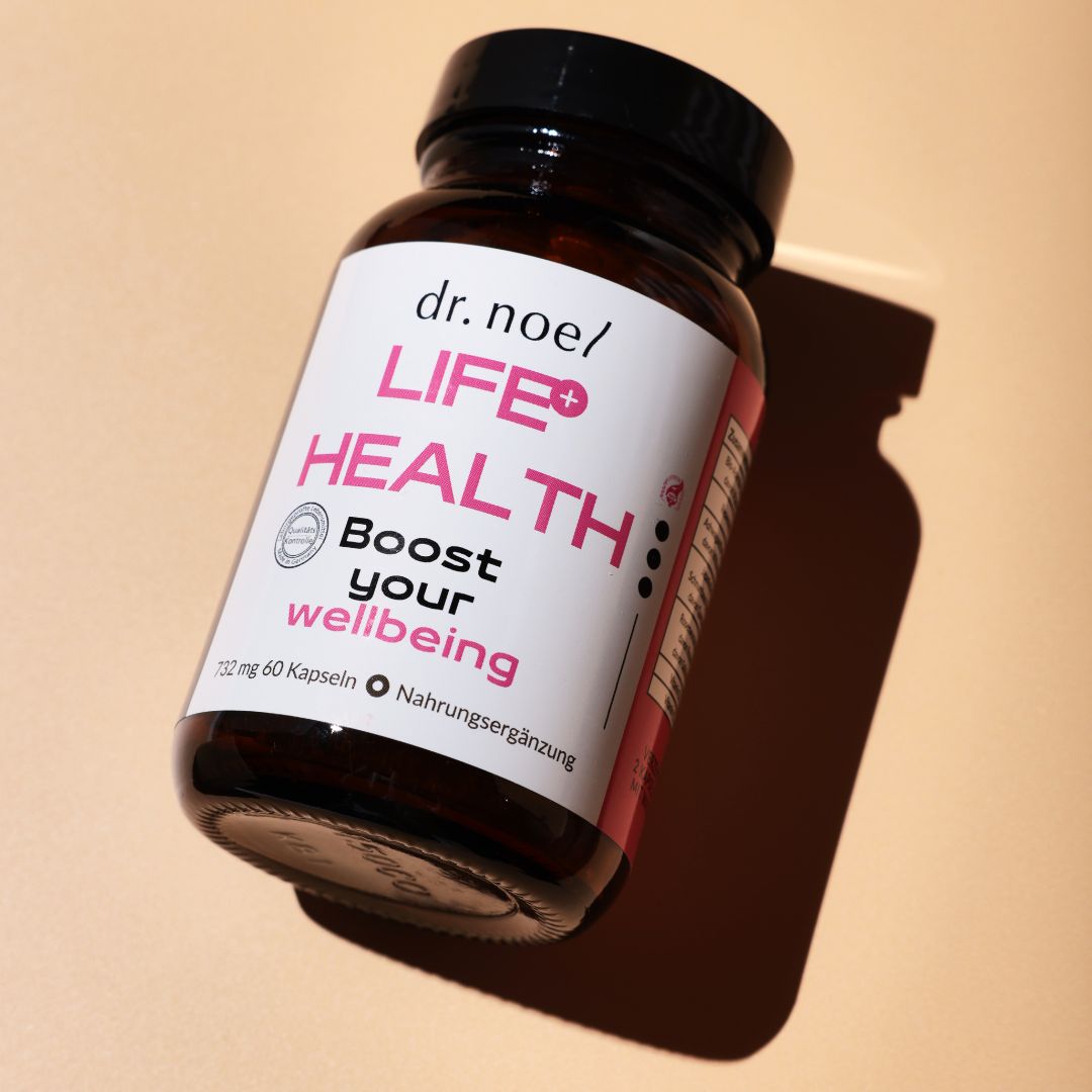 Braune Glasflasche mit schwarzem Deckel und Etikett. Aufschrift: Dr. Noel Life+ Health, Boost your wellbeing. Nahrungsergänzungsmittel.