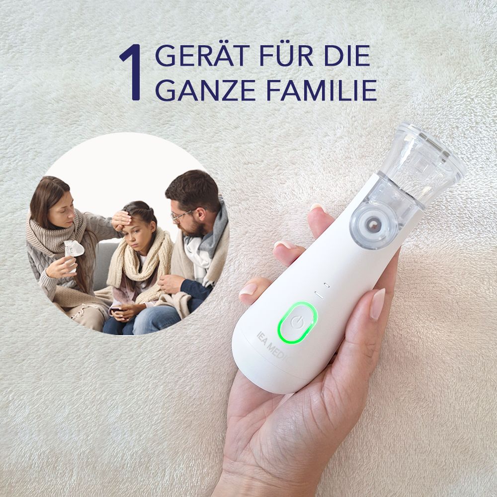 Weißes IEA Medical Inhalationsgerät, gehalten von einer Hand. Familie im Hintergrund. Text: 1 Gerät für die ganze Familie.