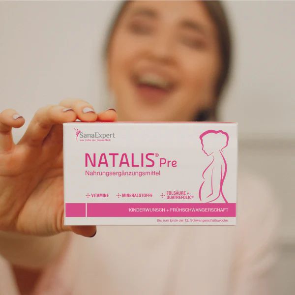 Person hält eine Packung SanaExpert Natalis Pre. Auf der Packung sind Produktname, Inhaltsstoffe und eine Silhouette einer schwangeren Frau abgebildet.