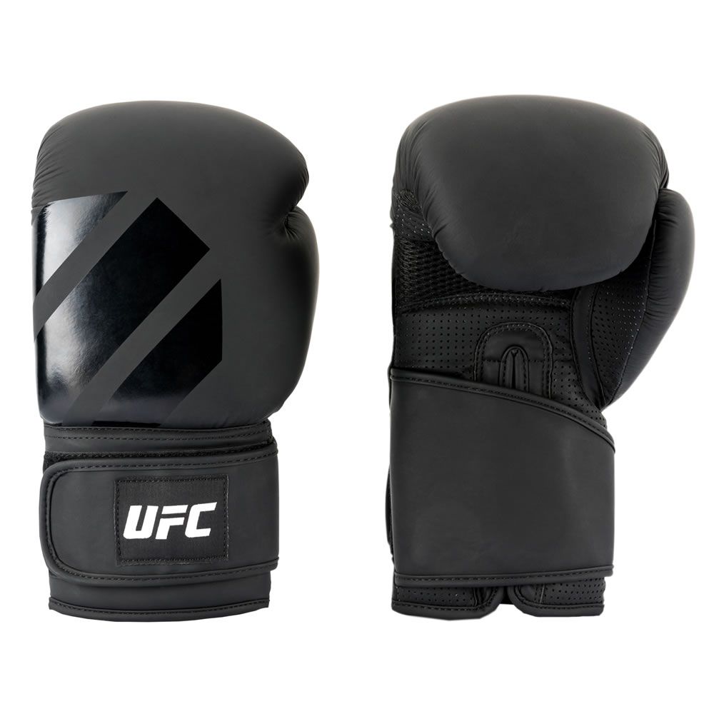 Schwarze Boxhandschuhe mit UFC-Logo am Handgelenk. Auf dem Handschuh ist ein diagonales Muster zu sehen.