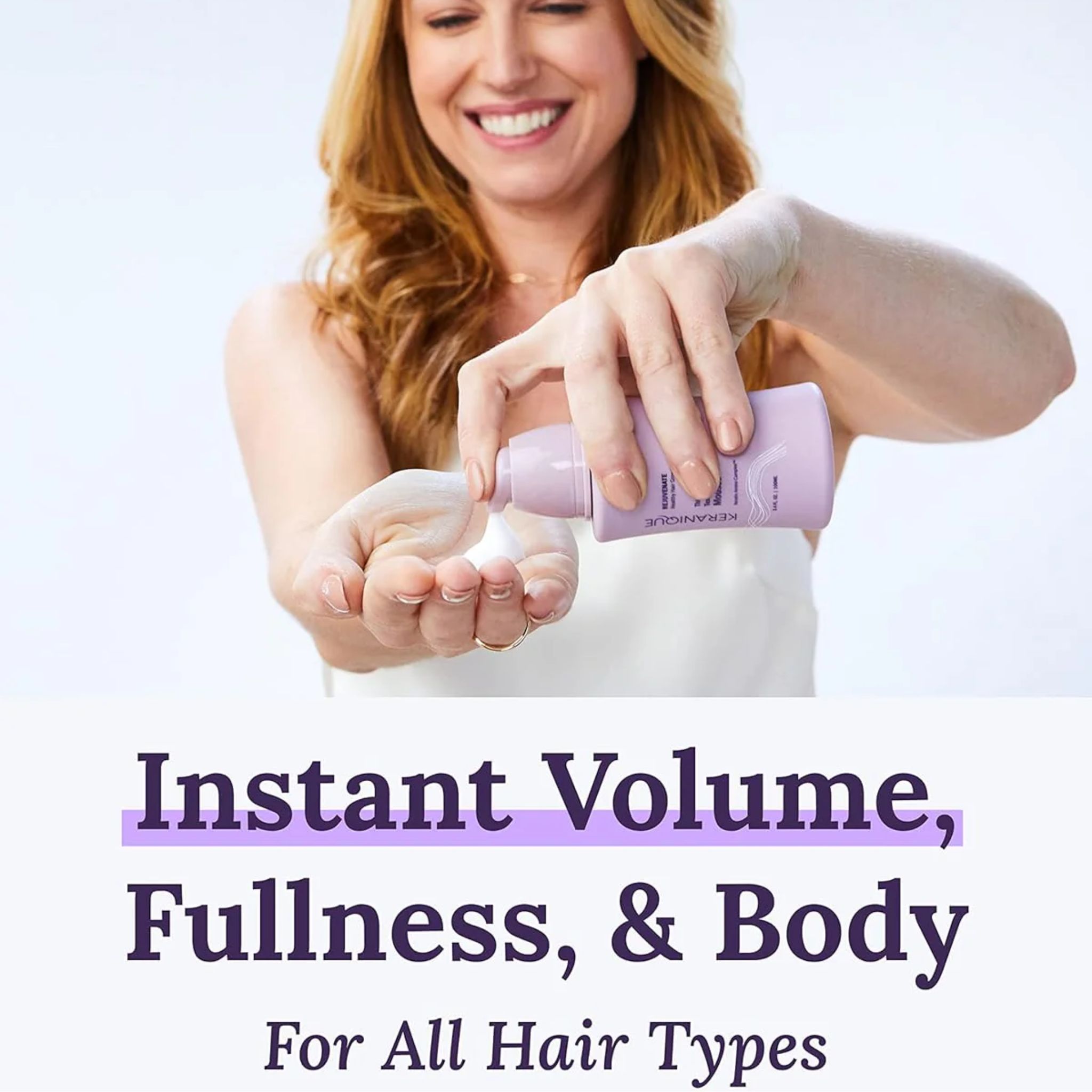 Frau hält eine lila Flasche. Schaum wird auf die Handfläche gesprüht. Auf der Flasche steht "Keranique Thickening & Mousse".