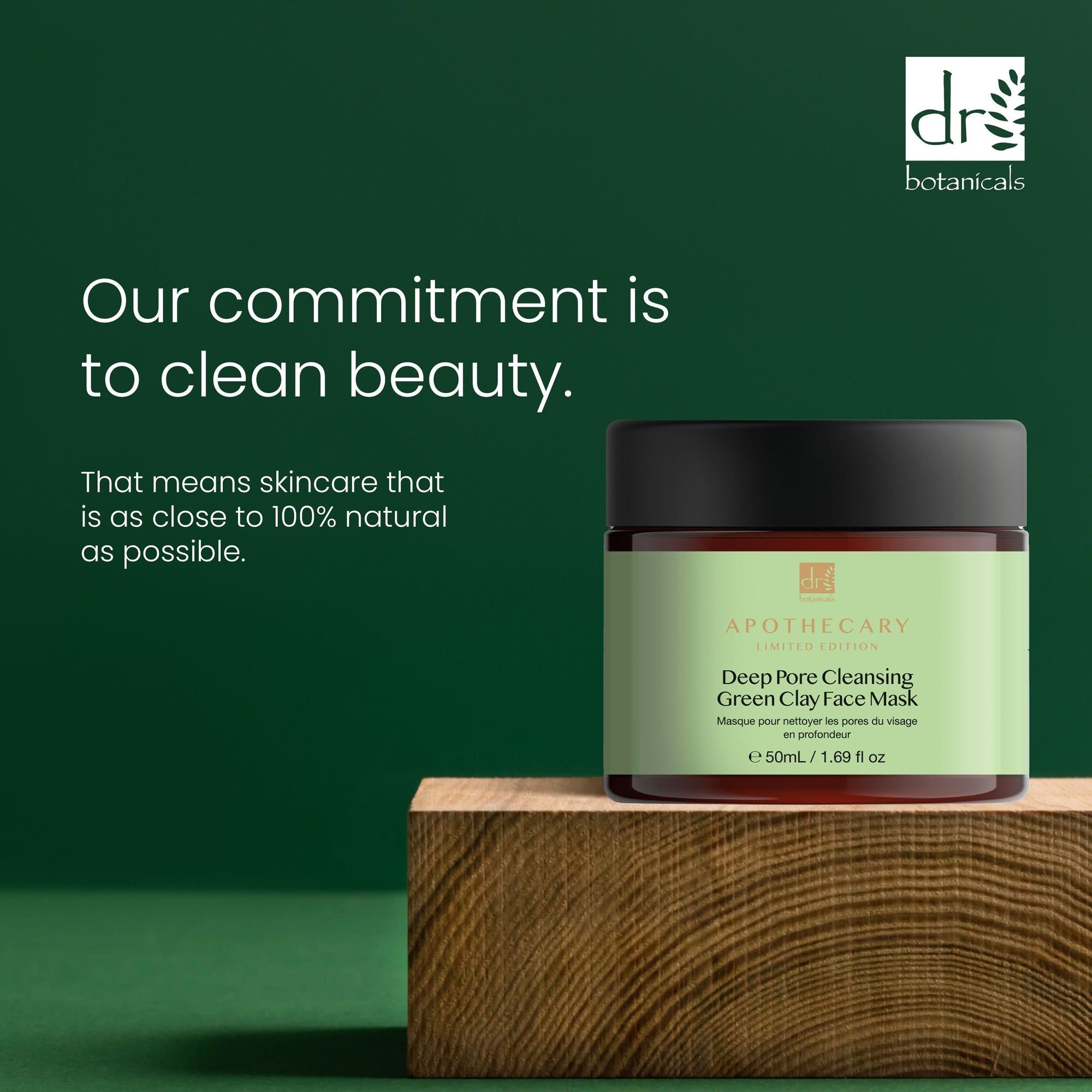 Gesichtsmaske auf Holzblock. Text: Our commitment is to clean beauty. Skincare that is as close to 100% natural as possible.