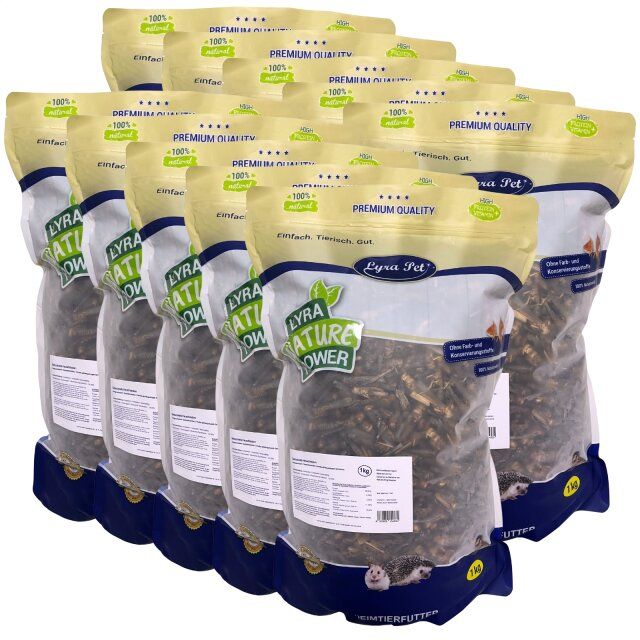 Mehrere Beutel Lyra Pet Heuschrecken getrocknet. Beutel mit Aufdrucken, u.a. "Nature Power", "Premium Quality" und "Winterfutter".