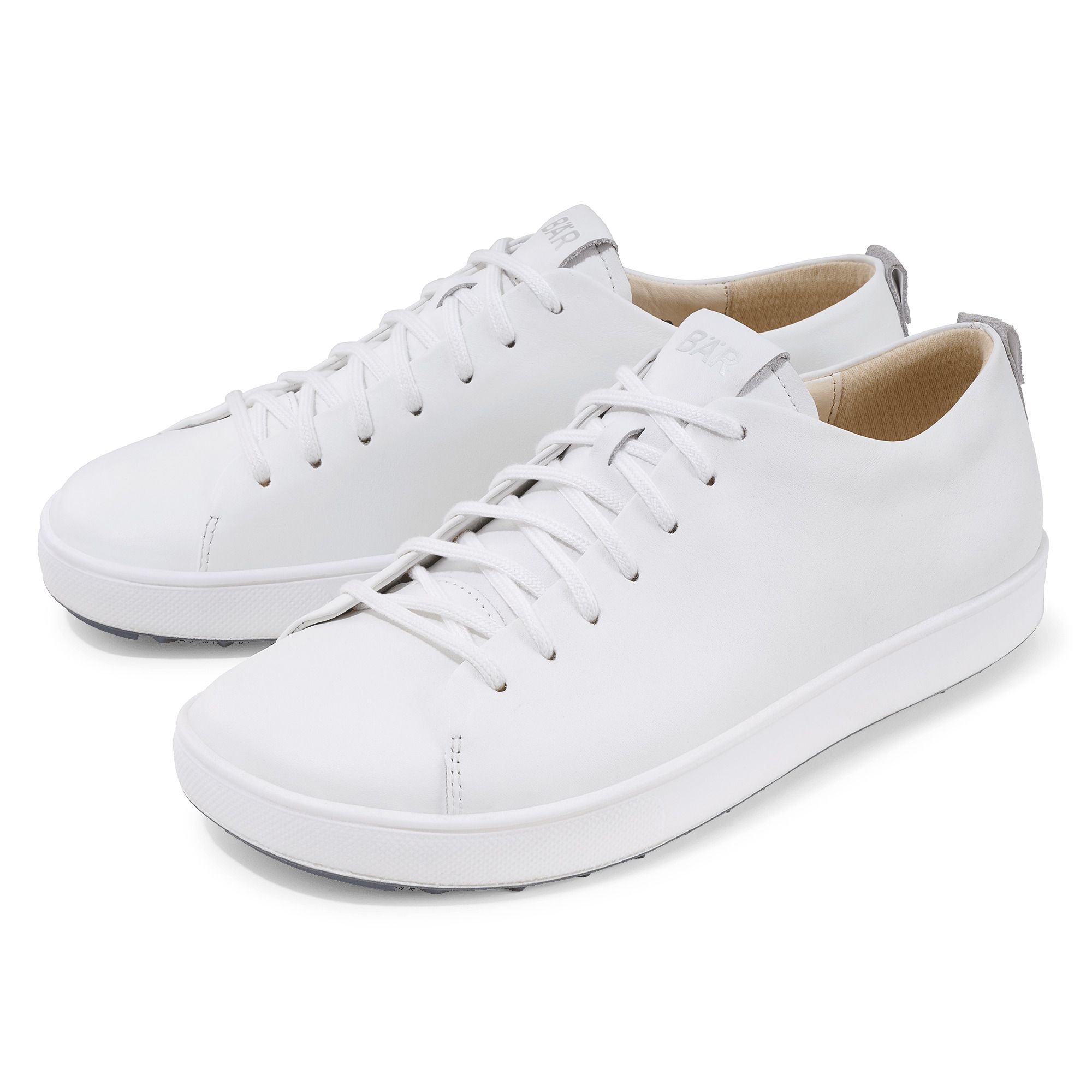 Zwei weiße BÄR Schuhe Dale Unisex-Schnürer. Glattes Leder, Schnürsenkel, helle Sohle. Blick von vorne.