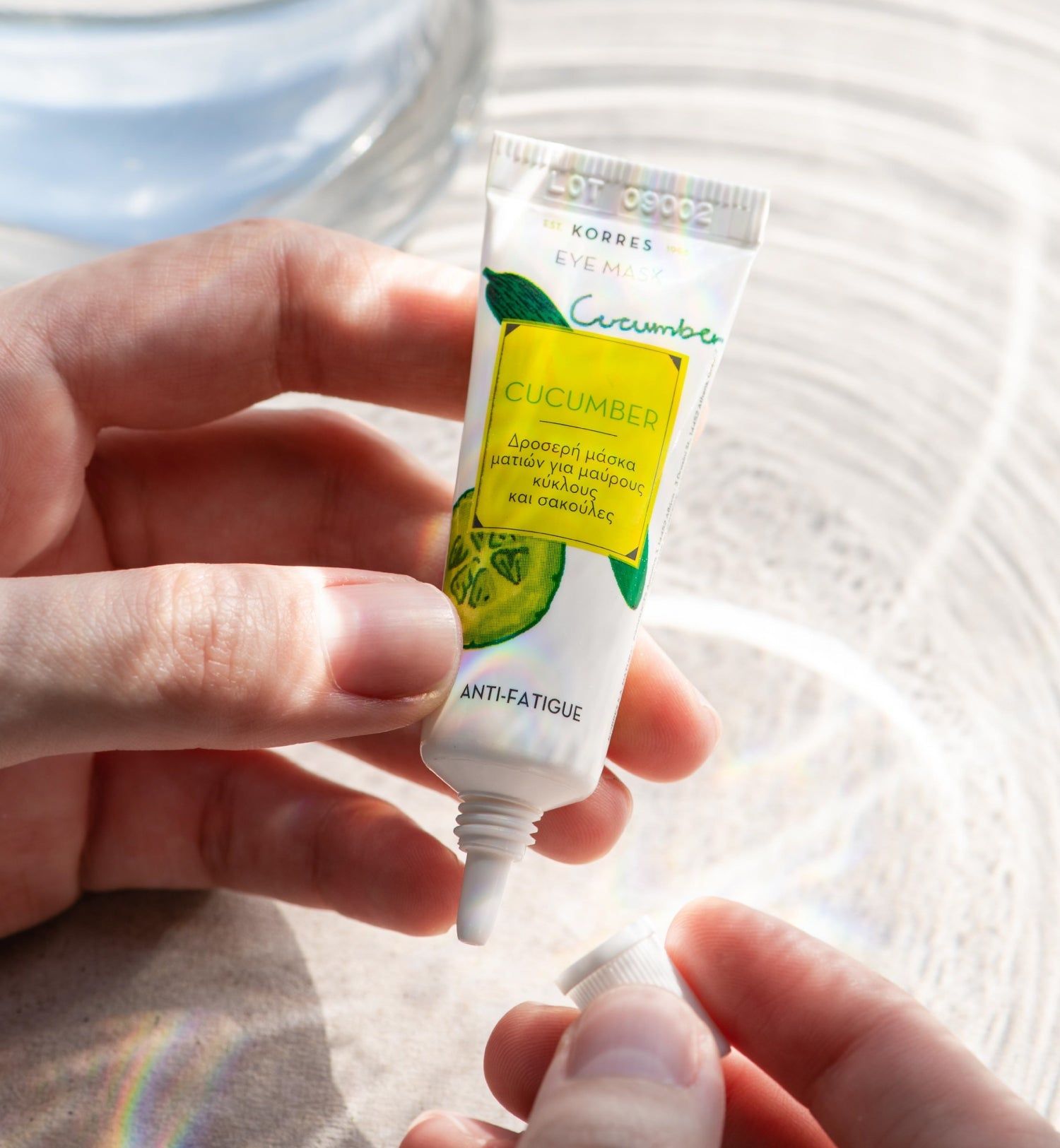 KORRES Augenmaske, Tube mit Gurken-Etikett, wird geöffnet. Aufschrift: Cucumber, Anti-Fatigue.