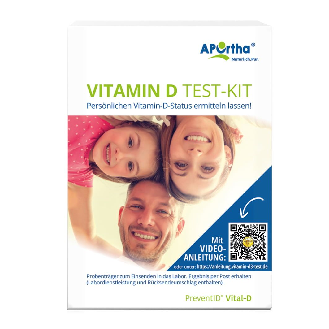 APOrtha Vitamin D Test-Kit. Box mit Familienfoto. Aufdruck: Vitamin D Test-Kit, PreventID Vital-D, QR-Code für Videoanleitung.