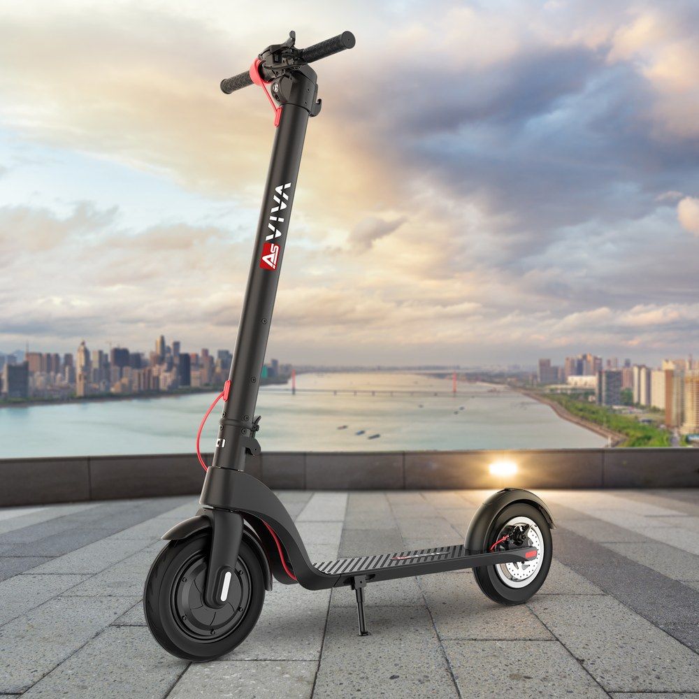 Schwarzer E-Scooter mit roten Akzenten auf einer Dachterrasse mit Stadtkulisse.