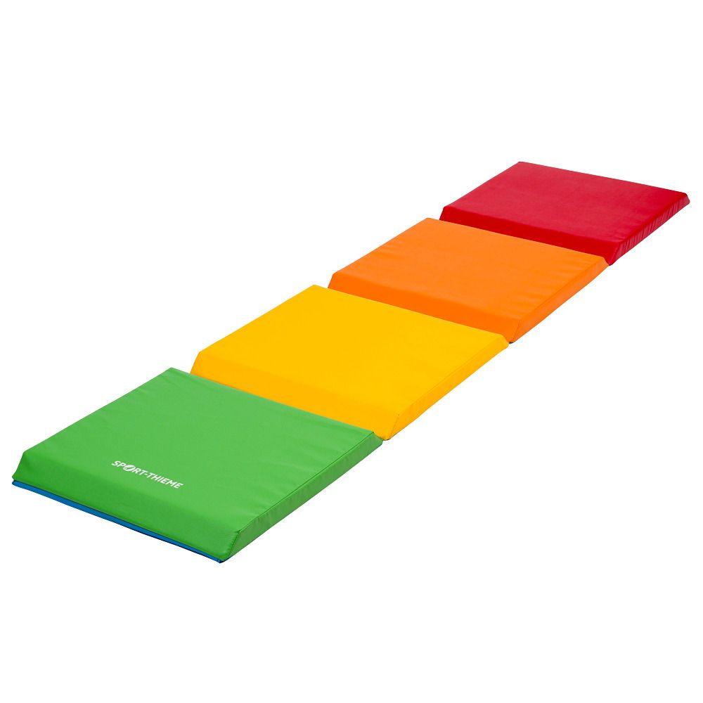 Ausgeklappte, farbige Turnmatten. Grün, gelb, orange, rot.
