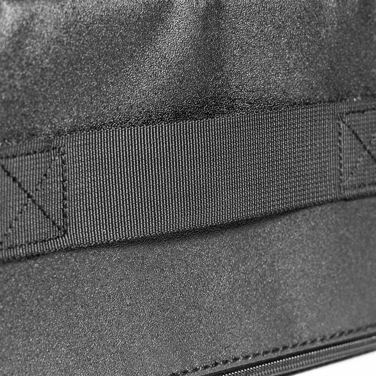 Detailaufnahme eines schwarzen Griffs an einem Drop Pad. Schwarzes Material.