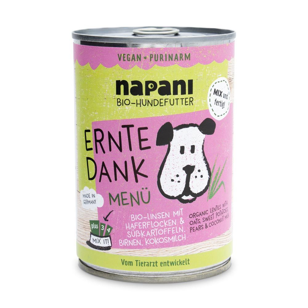Hundefutterdose mit Etikett. Text: napani, Ernte Dank Menü. Vegan, purinarm. Illustration eines Hundes. Grün, rosa, weiß.