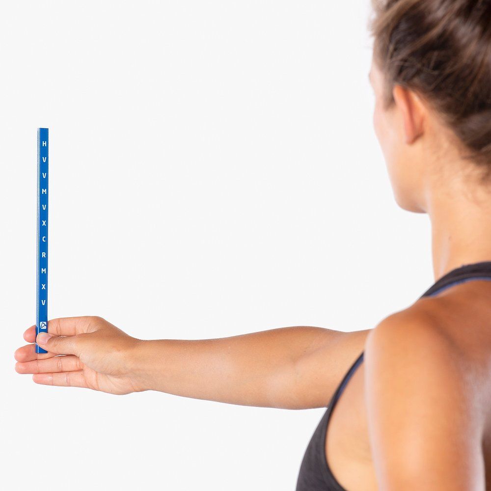 Person hält einen blauen Stab mit Buchstaben. Artzt neuro Vision Stick.