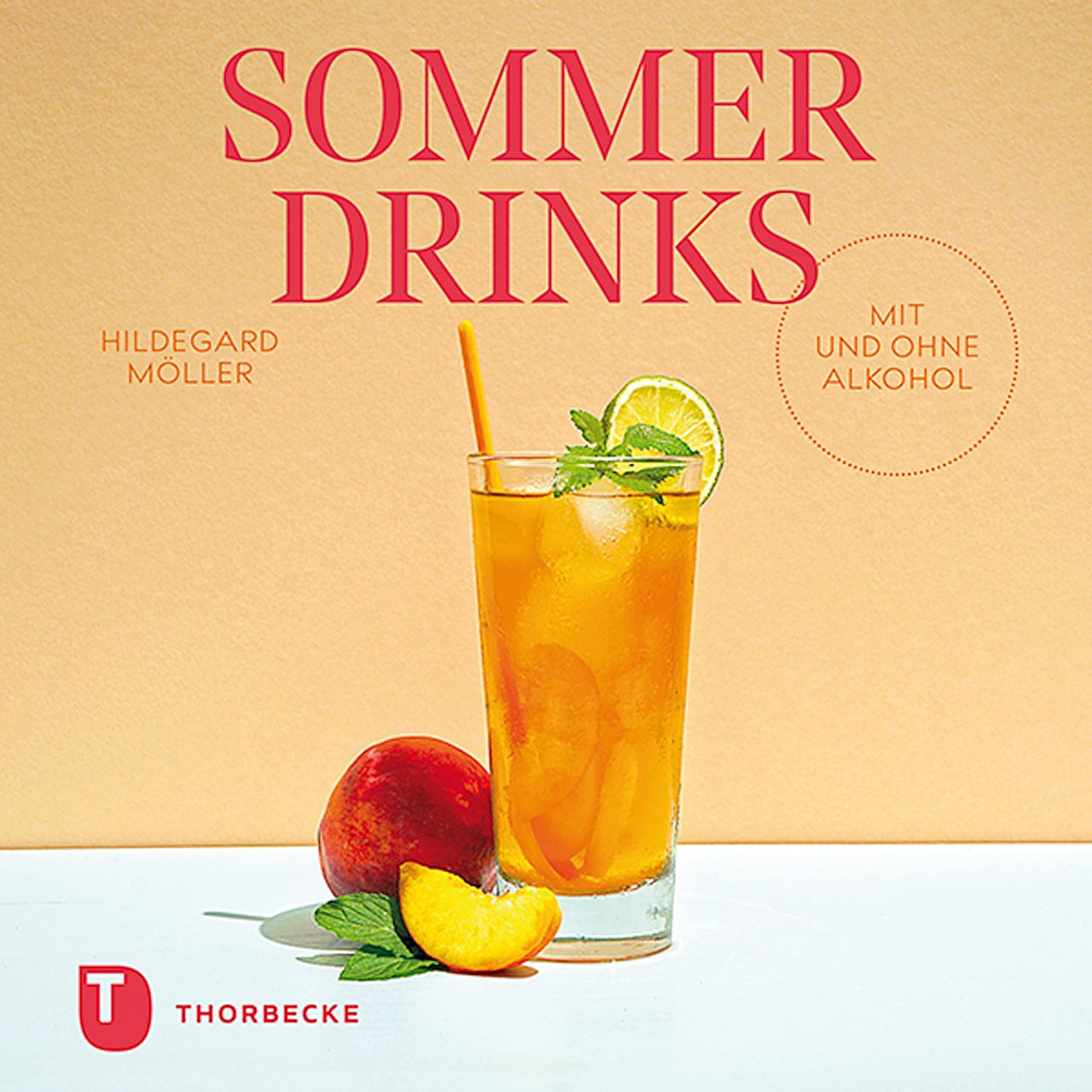 Glas mit Getränk, Limettenscheibe, Minze, Pfirsich und Strohhalm. Text: Sommer Drinks, Mit und ohne Alkohol, Hildegard Möller, Thorbecke.