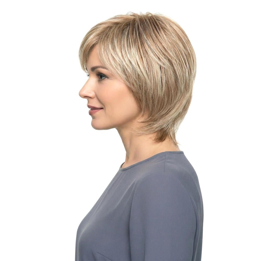 Blond gefärbte Perücke mit kurzem, gestuftem Schnitt. Seitenansicht einer Frau mit grauem Oberteil.