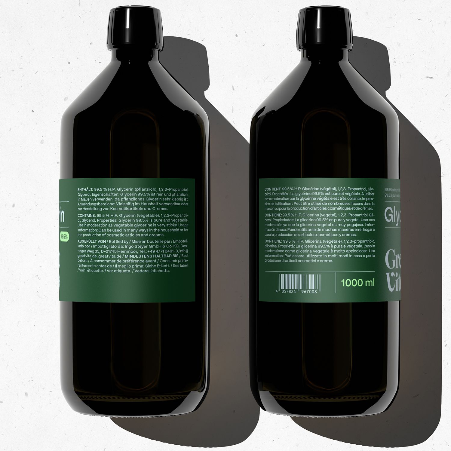 Zwei schwarze Flaschen mit grünen Etiketten. Aufschrift: Glycerin 99,5%. 1000 ml.