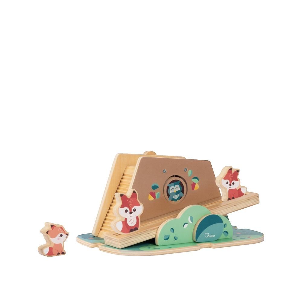 Holzspielzeug mit Fuchsfiguren. Wippe mit Fuchsfiguren und einem Baumhaus. Holz, rot, braun, grün. Marke Chicco.