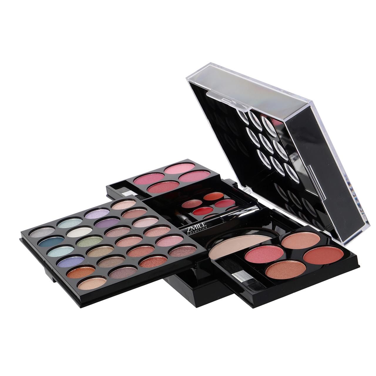Geöffnete Kosmetik-Koffer mit Lidschatten, Rouge, Puder und Applikatoren. Schwarzes Gehäuse, schräge Ansicht.