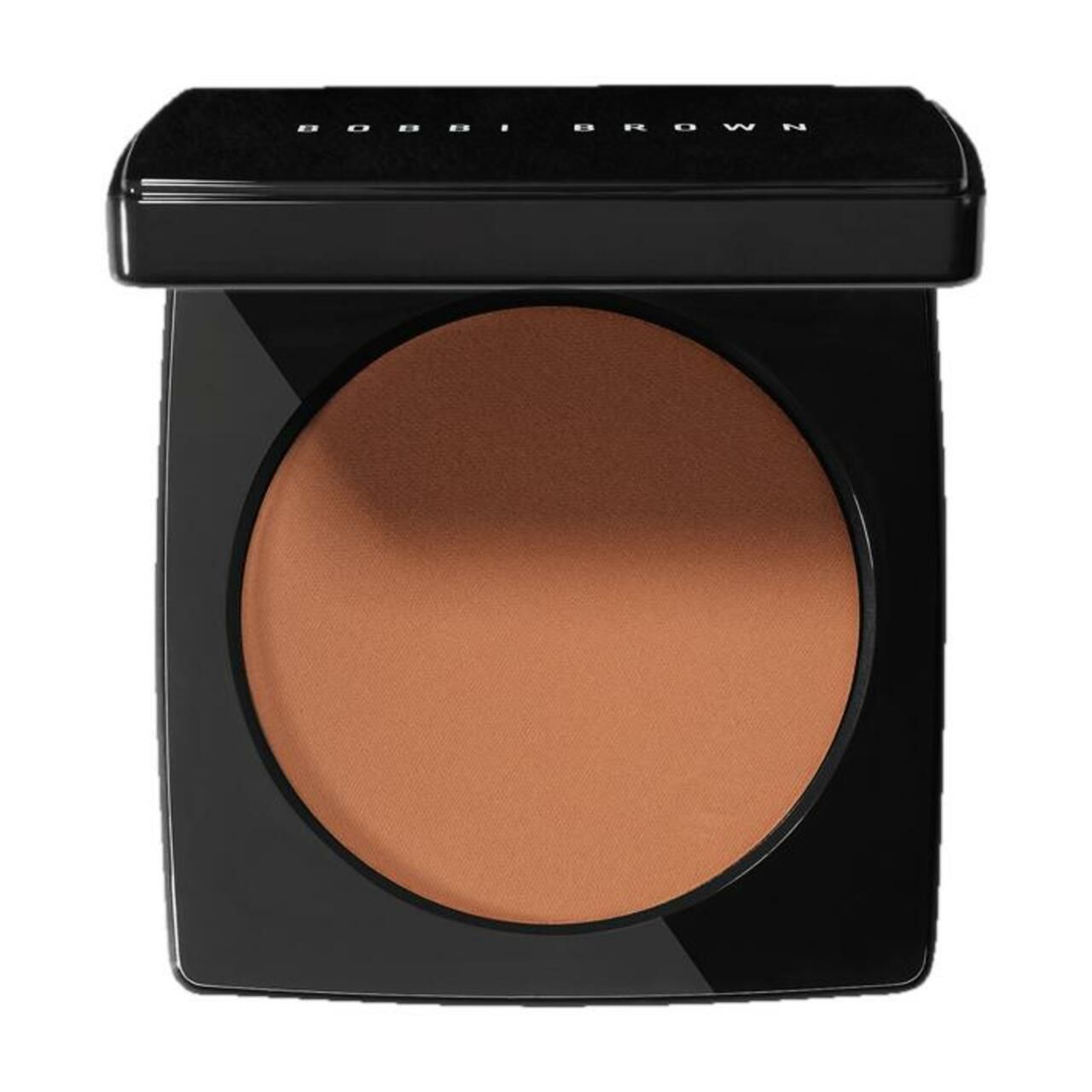 Bronzing Powder in schwarzer Kompaktverpackung. Oben steht "BOBBI BROWN". Das Produkt ist braun und rund.