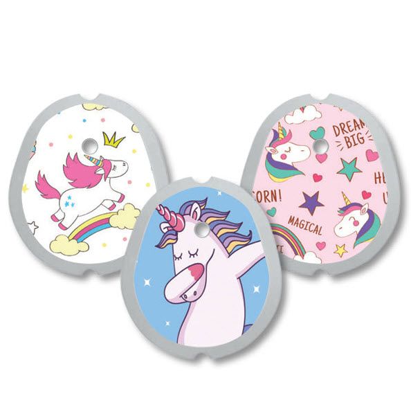 Drei runde Aufkleber mit Einhorn-Motiven. Unterschiedliche Designs: Einhorn auf Regenbogen, Einhorn mit Sternen, Einhorn mit Regenbogen und Text.