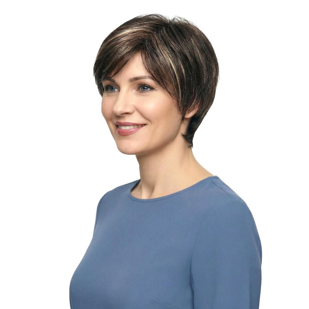 Kurzhaarperücke mit braunen und blonden Strähnen. Seitenansicht einer Frau mit blauem Oberteil.
