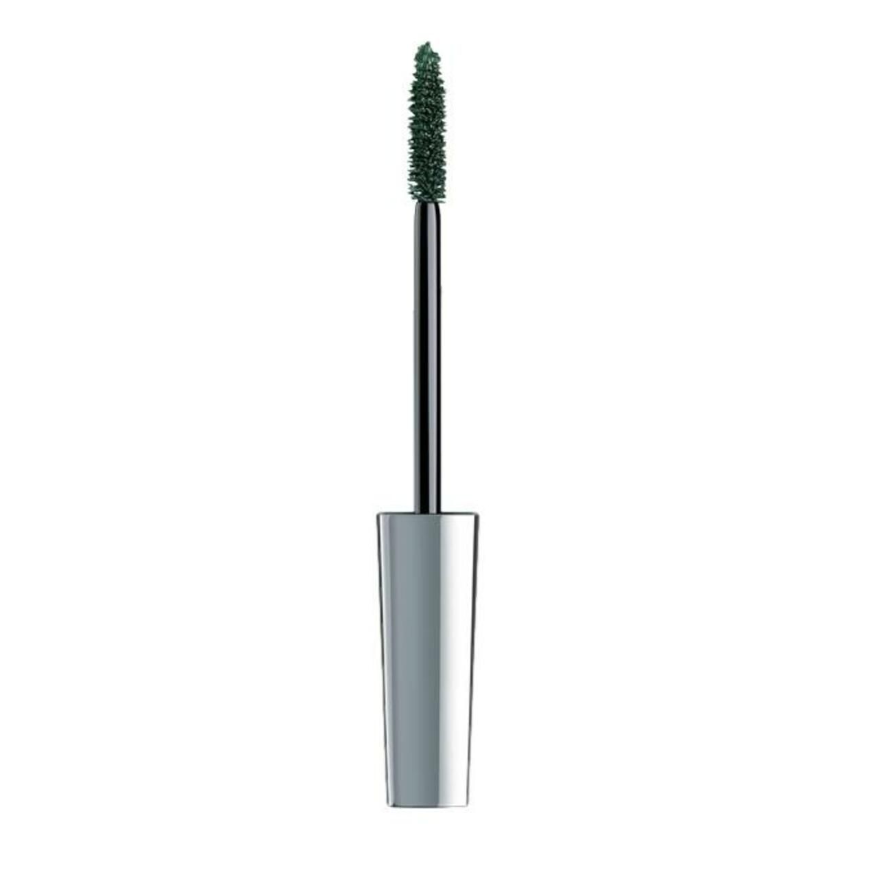 Mascara-Applikator mit dunkelgrüner Bürste und silberfarbenem Griff. Der Applikator ist auf weißem Hintergrund abgebildet.