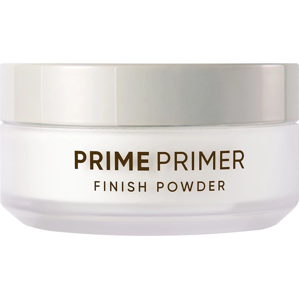 Runder, weißer Tiegel. Aufschrift: PRIME PRIMER FINISH POWDER. Nahaufnahme.
