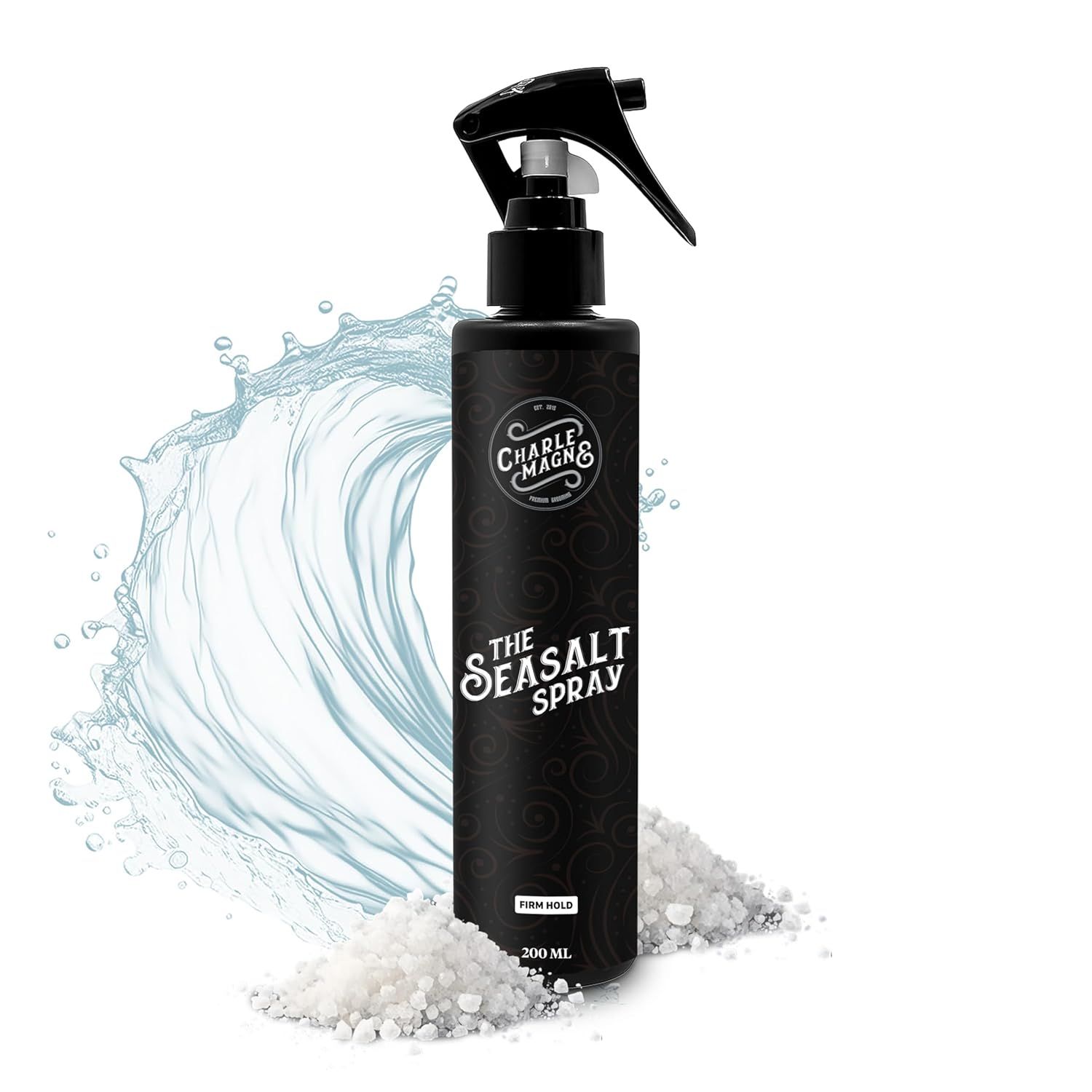 Schwarze Sprühflasche mit Aufschrift "THE SEASALT SPRAY". Wasser und Salz im Hintergrund. Schwarzer Sprühkopf.