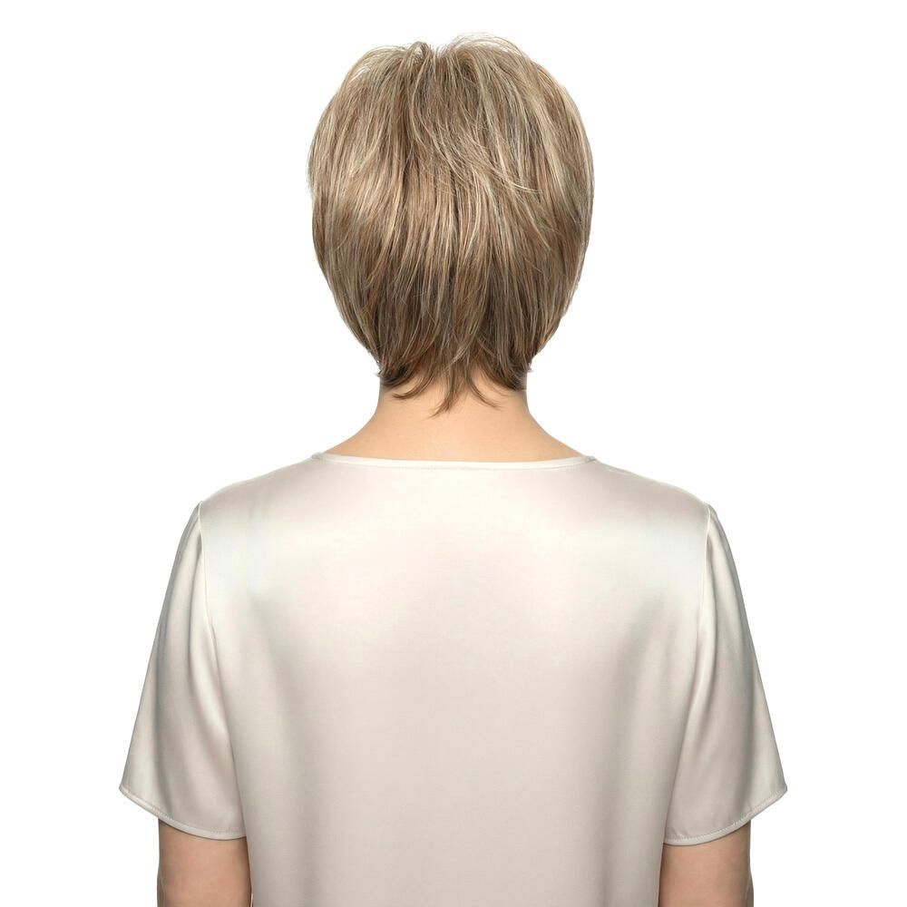 Perücke Nizza von DELUXE. Blond-braune Kurzhaarperücke. Rückansicht einer Frau, die die Perücke trägt.