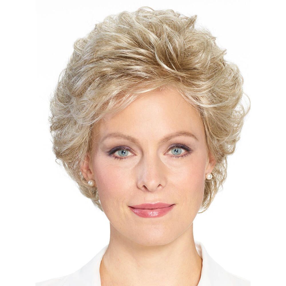 Perücke MONACO, blond, gewellt, Frontansicht einer Frau. Kurzes, lockiges Haar. Hellblonder Farbton.