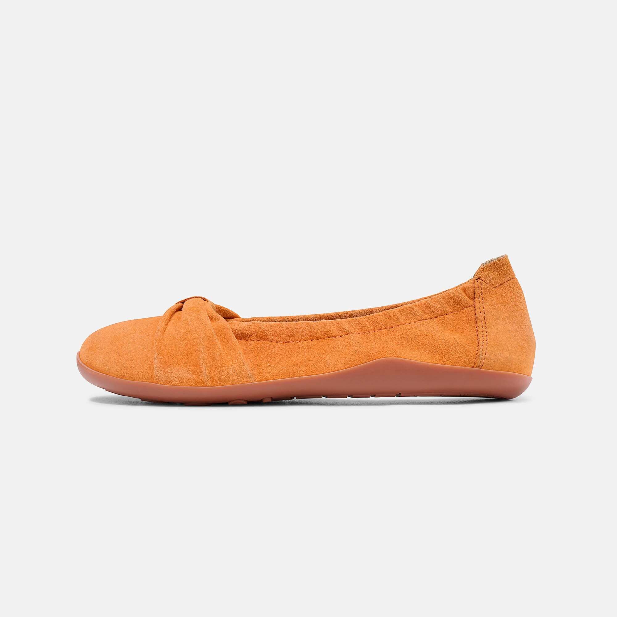 Orange Wildleder-Ballerina mit Schleifenverzierung, Seitenansicht.